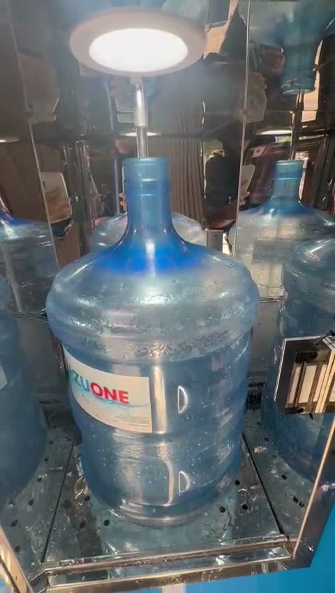Galon dengan lampu UV di dalam bilik pengisian